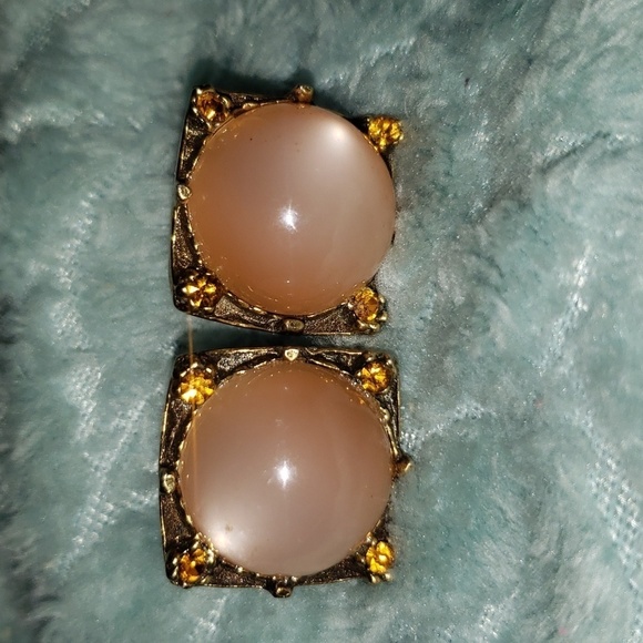 Vintage peach cabochon and gold rhinestone screw back earrings - Picture 1 of 6